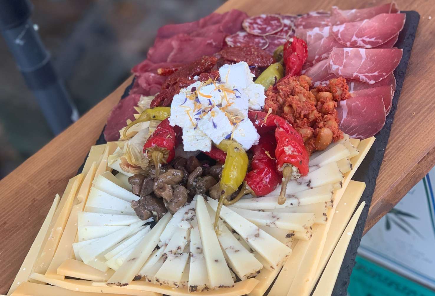 Platte mit Käse, Schinken, Peperoni, Champignons und gefüllten Paprika