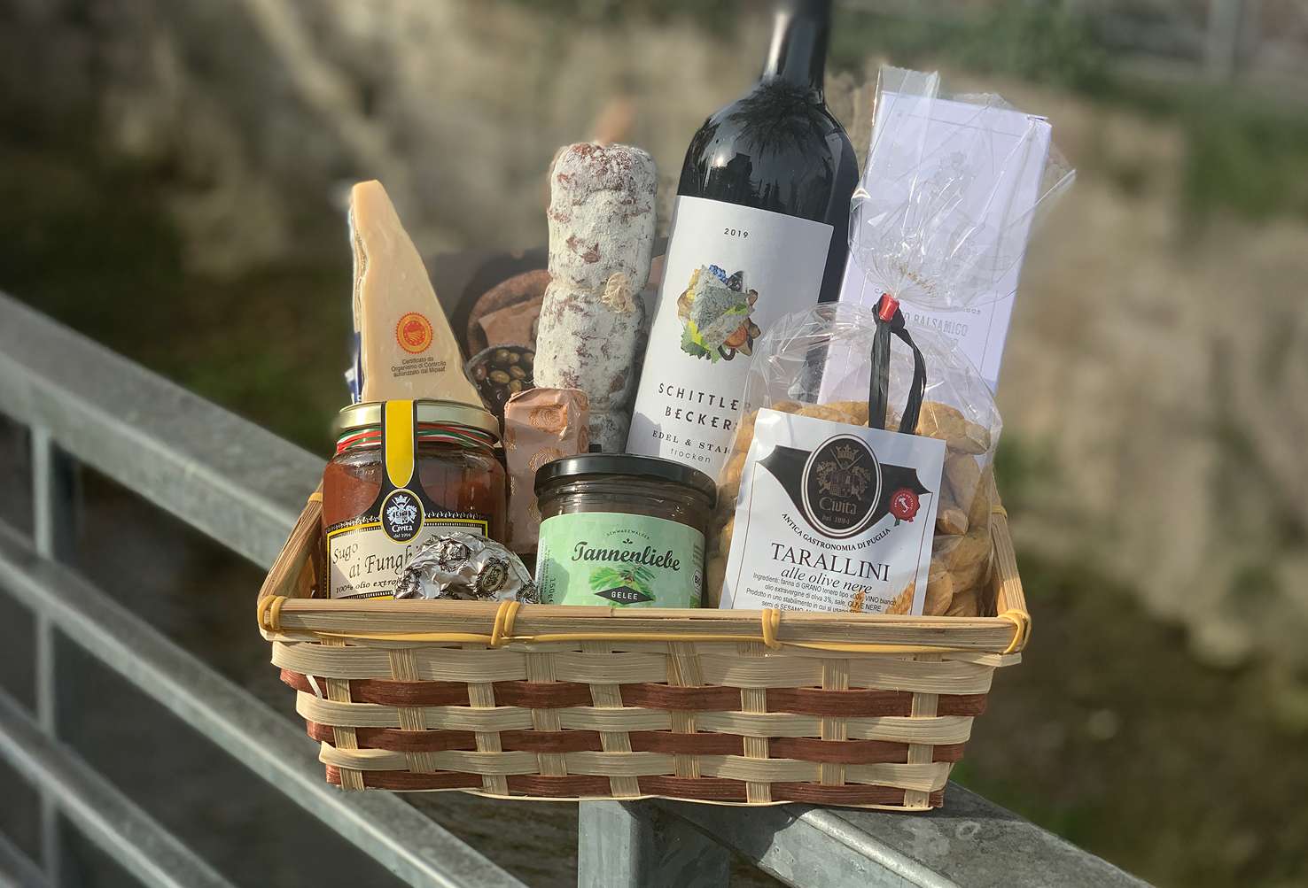 Geschenkkorb mit Rotwein, Käse, Salami, Aufstrich und Tarallini