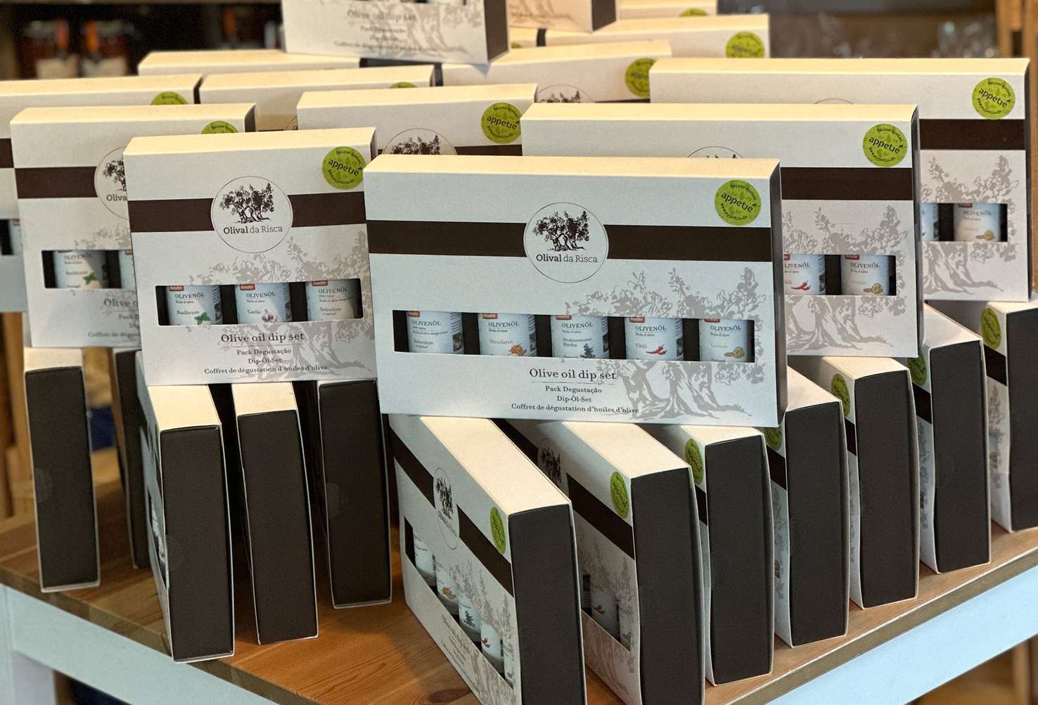 Geschenksets mit kleinen Olivenölflaschen in Kartonverpackungen
