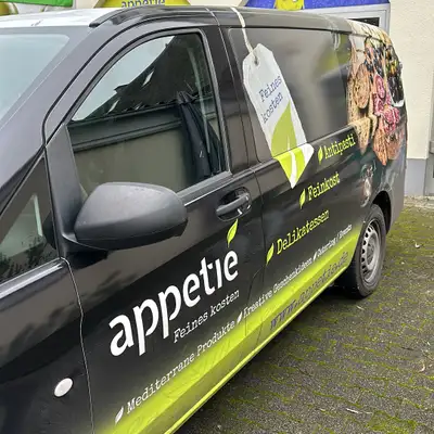 Appetié-Lieferwagen mit grün-schwarzer Beschriftung